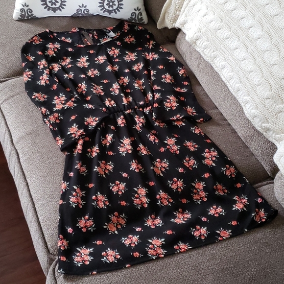 H&M Dresses & Skirts - H&M black & red floral bell sleeve dress